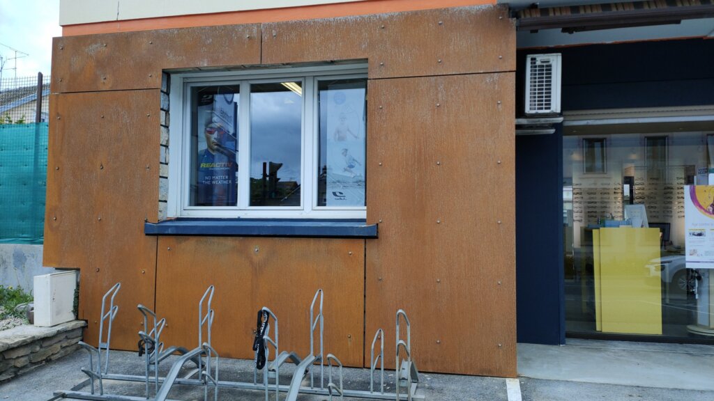 Exemple de façade en CORTEN A LAF éps. 2mm. Aspect 4 jours après la pose, arrosage quotidien à l'eau claire et à l'eau salée au pulvérisateur.