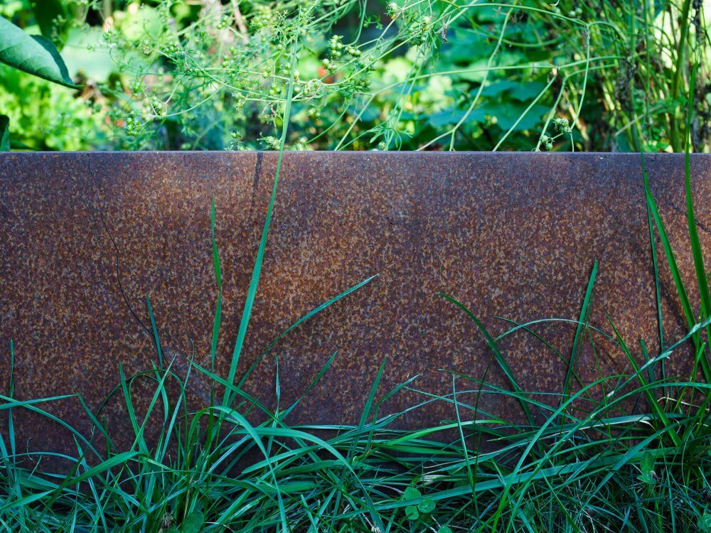 acier corten dans un jardin