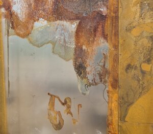 Exemple de tâches liées à un mauvais stockage (eau ou forte humidité entre les feuilles)