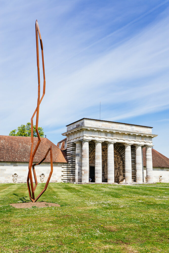 Une des sculptures corten à l'entrée des Salines Royales d'Arc-et-Senans, site classé au Patrimoine Mondial de l'Unesco