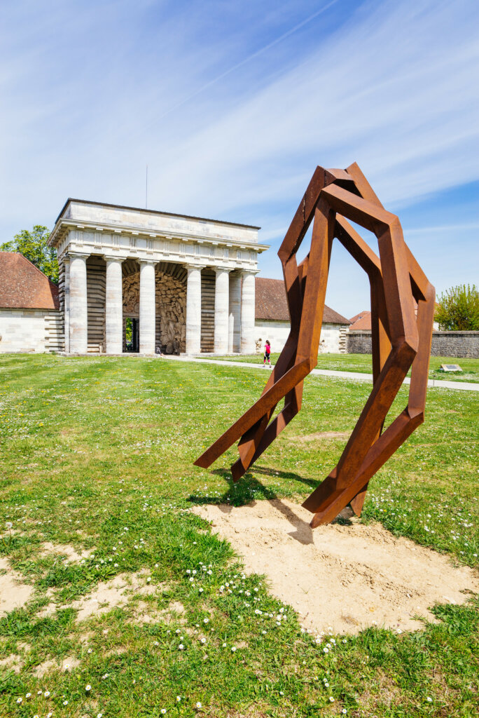 Sculptures corten à l'entrée des Salines d'Arc-et-Senans, site classé au Patrimoine Mondial de l'Unesco