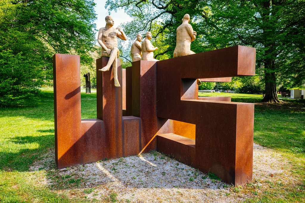 Sculpture corten d'Andrea Malaer - Personnages de Christina Wendt